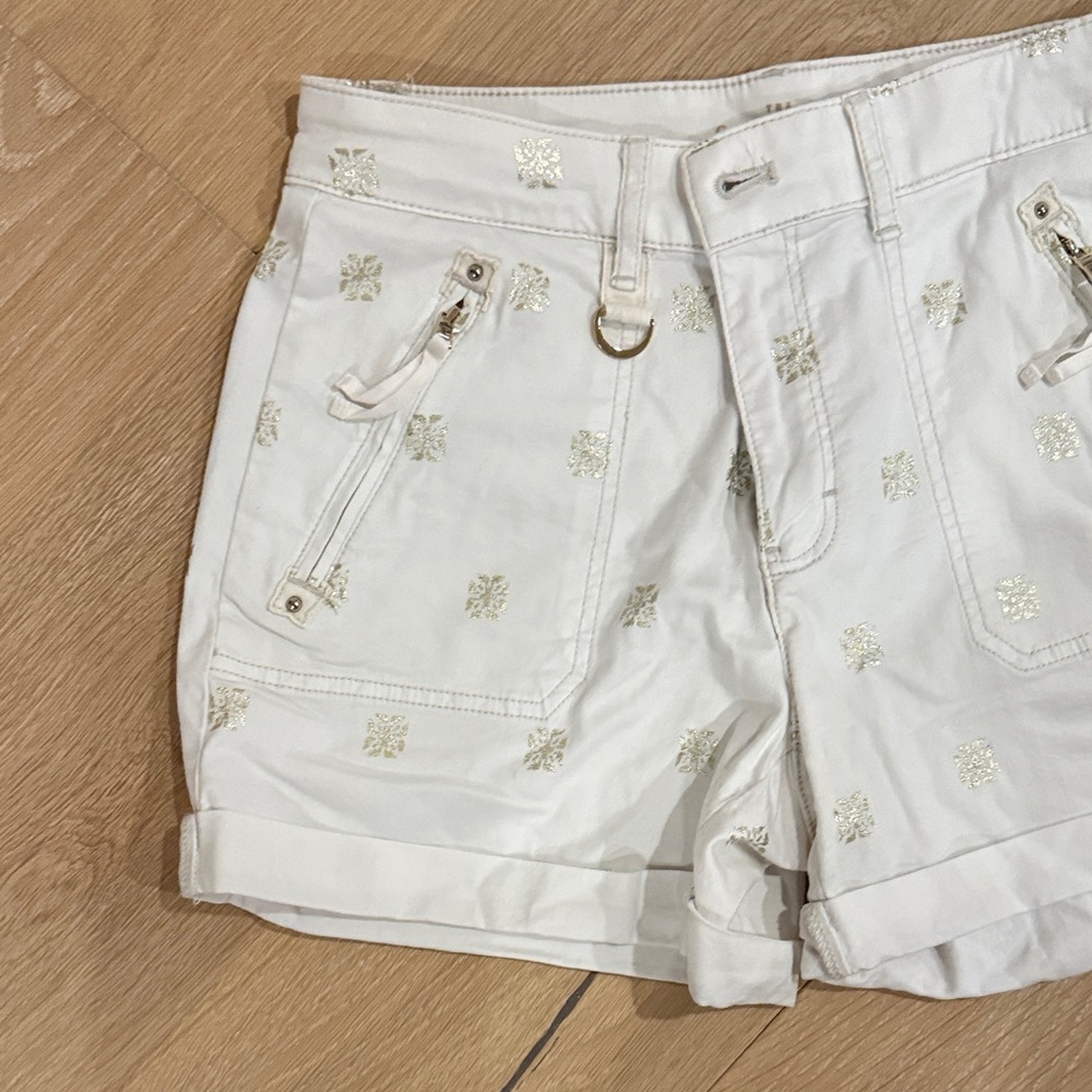 White House Black Market Ivory Women’s Cargo Shorts with Floral Detail size 6 - Picture 4 of 5